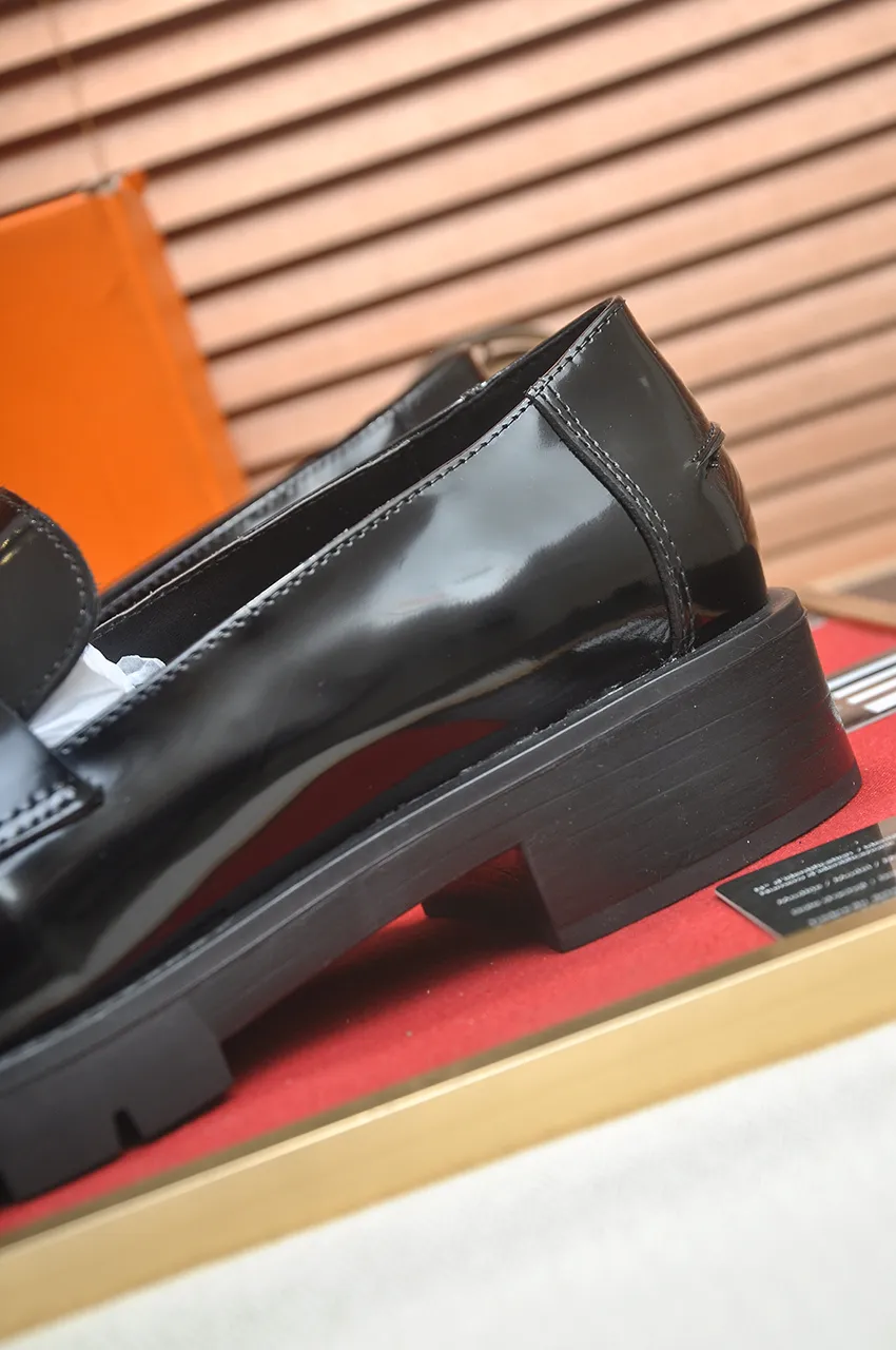 Factory price 500💶[HERMES] (cowhide lining)🍀Italian top luxury🍀He does not pursue novel styles and gorgeous colors, but attracts the favor of successful men with his flawless, elegant and classic style. Formal leather shoes This very comfortable, simple and stable style allows you to easily match any style! The pattern is absolutely 1:1 refined from the original case, and we strive for excellence in materials, imported cowhide + cowhide lining💪💪💪extraordinary texture👍! Code number: 38-45 (45 customized)
